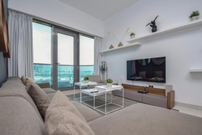 Elegant 2BR view with rooftop pool The Bay